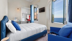 A bedroom with a bed, a desk, a chair, and a TV. - Porto Salvo (Sant'Agnello)