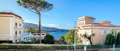 Pantai di sekitar, kursi berjemur, payung pantai, dan bar pantai