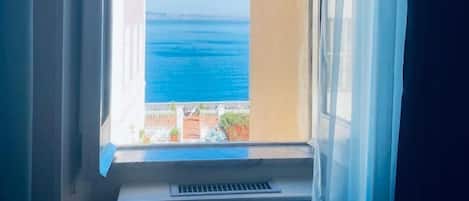 Deluxe Double Room, Sea View | Bathroom | Shower, free toiletries, hair dryer, bidet
