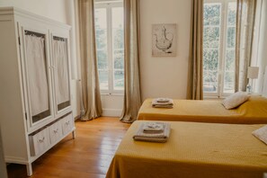 3 chambres, fer et planche à repasser, Wi-Fi, draps fournis
