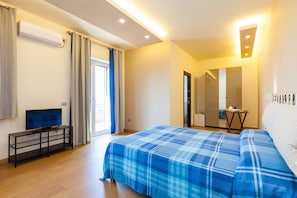 Deluxe Room (Capri) | Desk, free cribs/infant beds, free WiFi, bed sheets