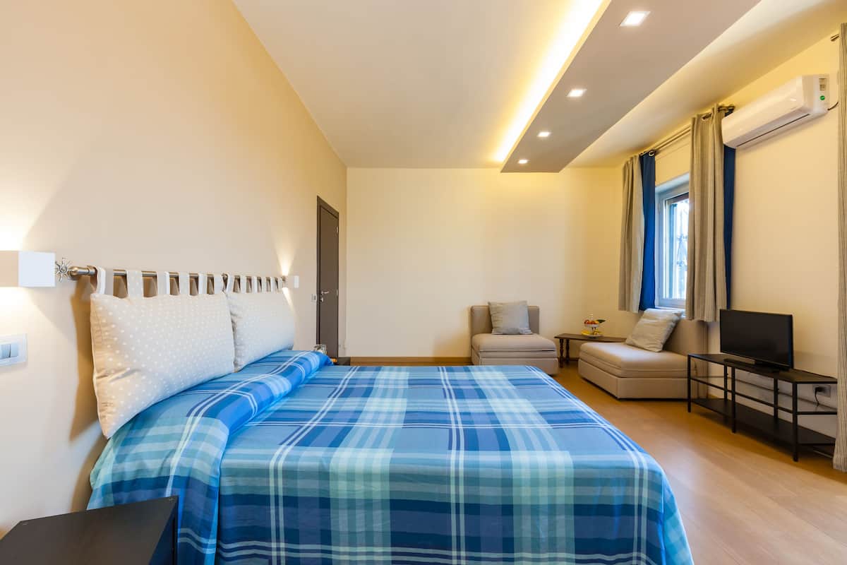 Desk, free cots/infant beds, free WiFi, bed sheets