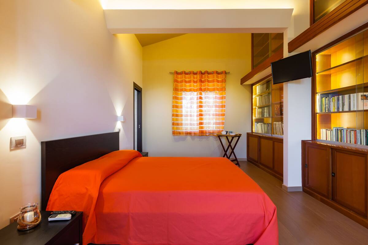 Desk, free cots/infant beds, free WiFi, bed sheets
