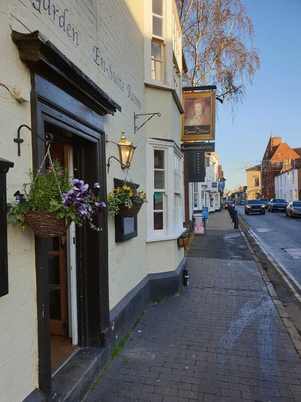 Front of property - The Queens Head (Stratford-upon-Avon)