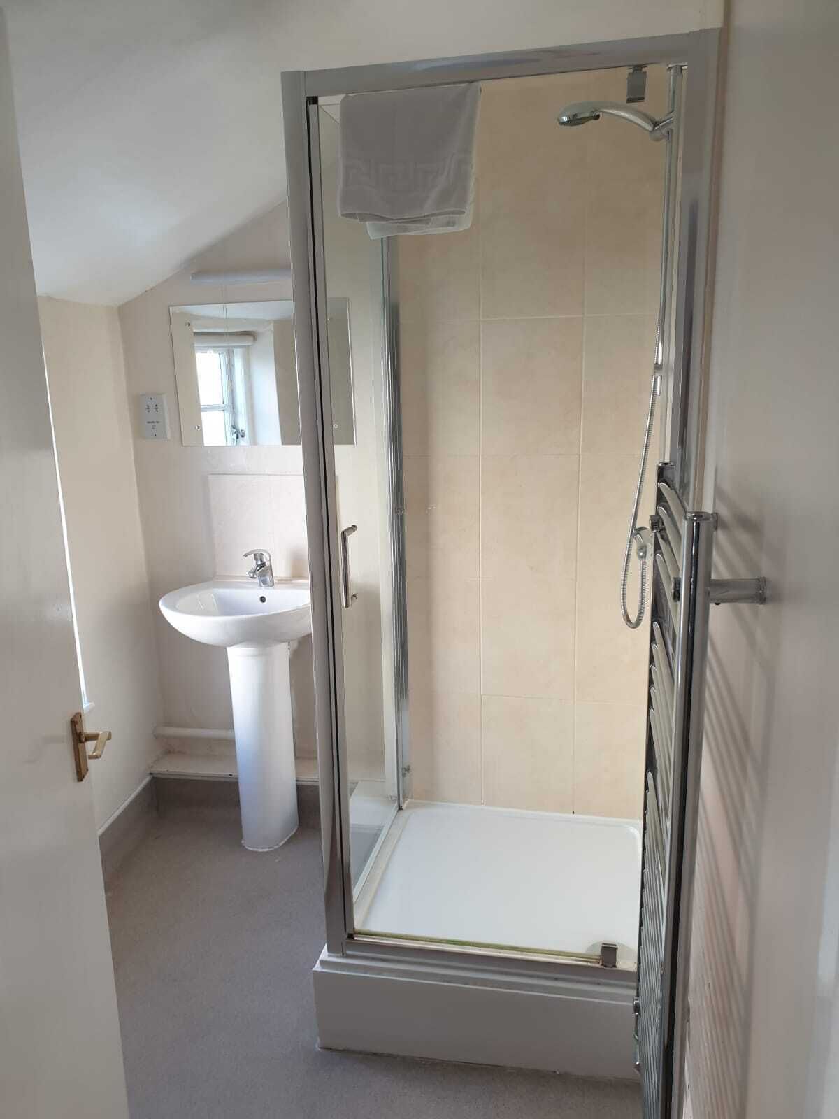 Standard-Zweibettzimmer | Badezimmer | Dusche, Regendusche, kostenlose Toilettenartikel, Haartrockner