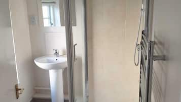 Standard-Zweibettzimmer | Badezimmer | Dusche, Regendusche, kostenlose Toilettenartikel, Haartrockner