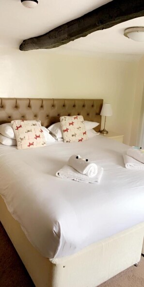 Individually decorated, individually furnished, blackout drapes - The Queens Head (Stratford-upon-Avon)