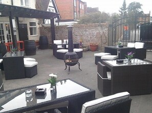 Courtyard - The Queens Head (Stratford-upon-Avon)