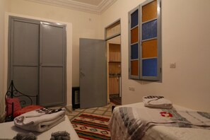 Cortinas blackout, wifi gratis y ropa de cama 