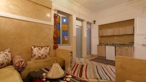 Appartement, 2 slaapkamers | Woonkamer | Een flatscreentelevisie