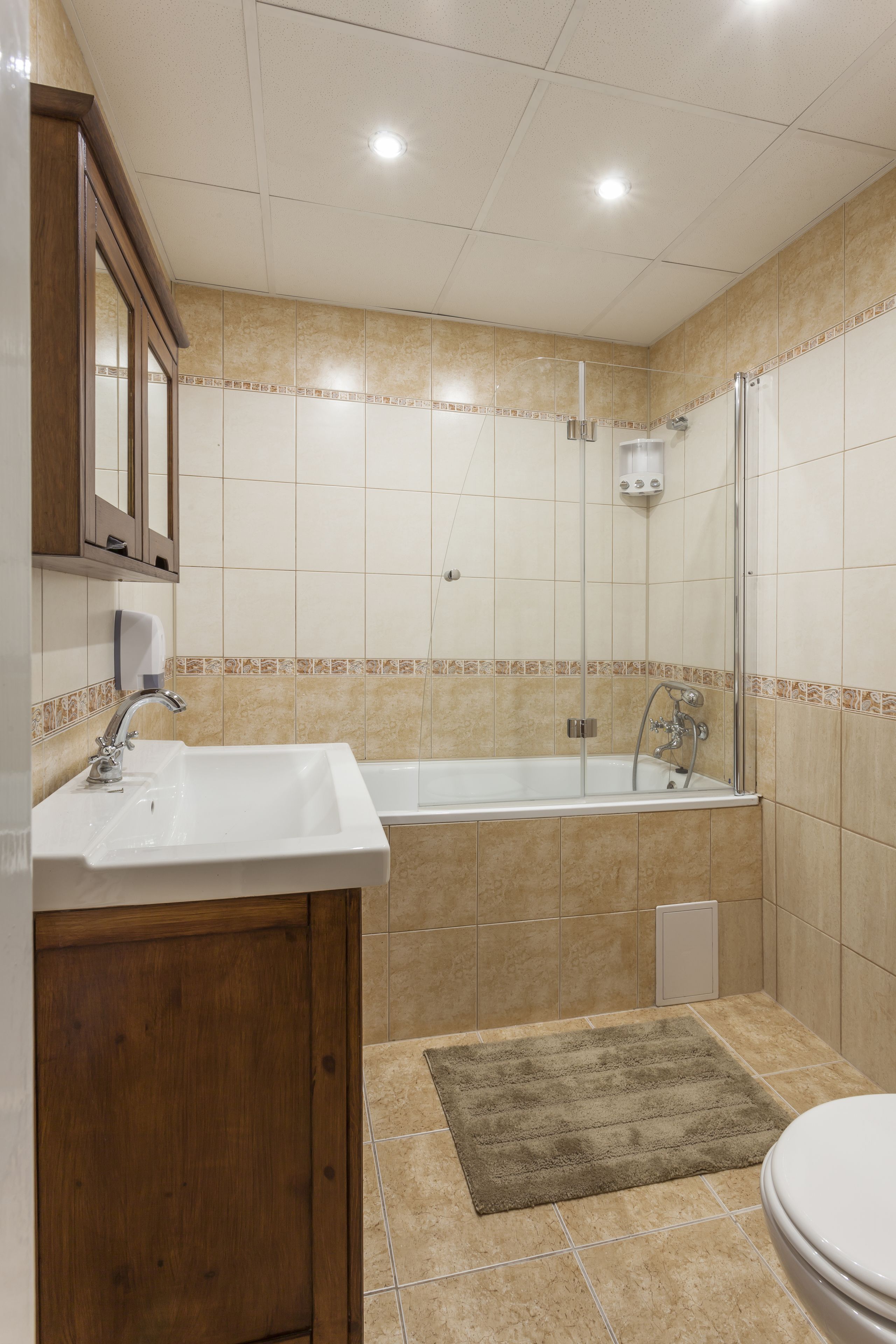 Apartament superior, diversos llits, vistes al jardí | Bany | Banyera, assecador de cabells, sabatilles i tovalloles 