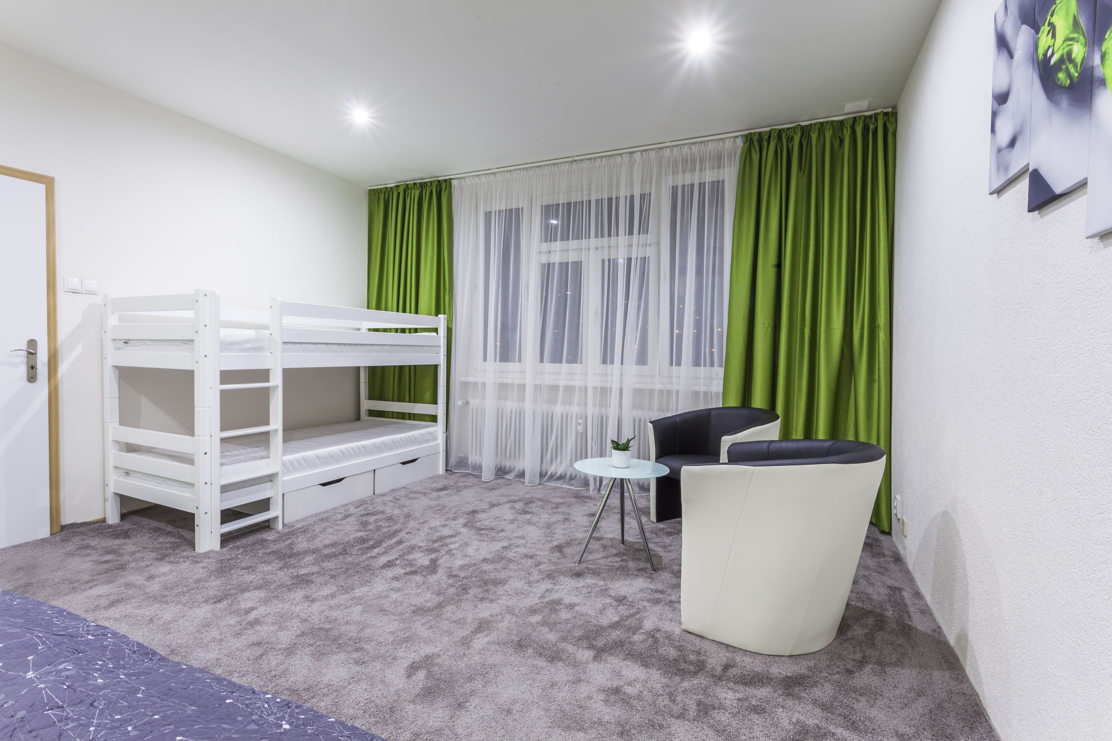 高级公寓, 多张床, 花园景观 | 1 多间卧室、记忆海绵床垫、客房内保险箱、办公桌