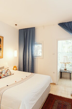 Classic Apartment, 3 Bedrooms | 3 bedrooms, desk, blackout drapes, iron/ironing board - Byron 7 Mike (Tel Aviv)