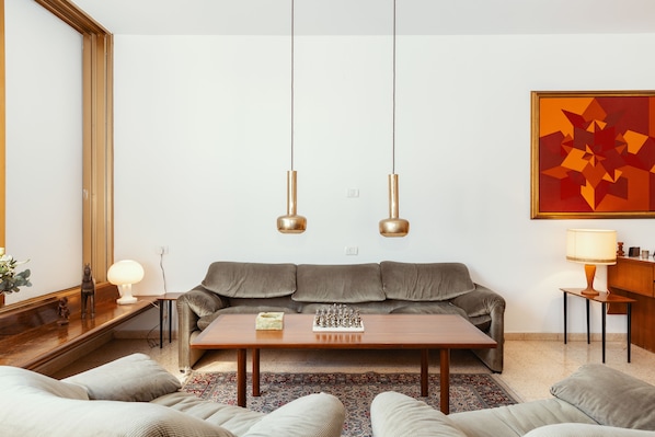 Una sala de estar moderna con un sofá, una mesa de centro y una lámpara.