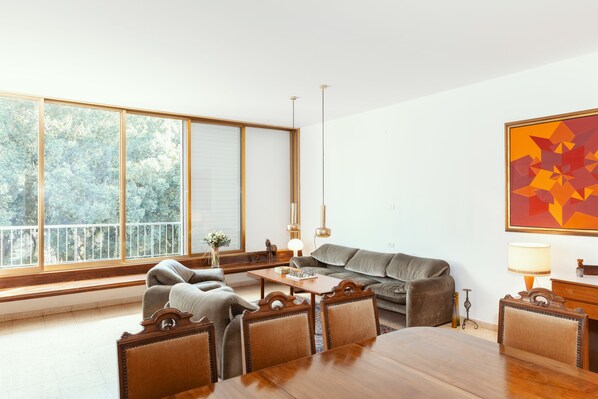 Classic Apartment, 3 Bedrooms | Living area