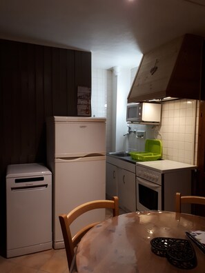 Fridge, microwave, oven, stovetop - Apartment in a unique chalet setting overlooking the Mont Blanc range (Saint-Gervais-les-Bains)