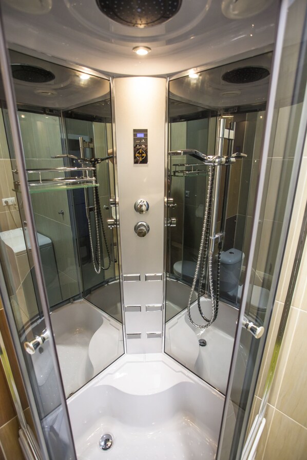 Departamento estándar | Baño | Regadera, regadera con hidromasaje, amenidades de baño gratuitas