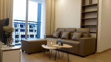 Leilighet – comfort, 2 soverom, bassengutsikt | Skrivebord, blendingsgardiner, lydisolert og strykejern/-brett