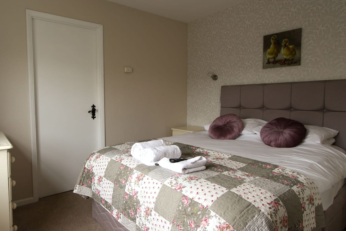 Double Room, Ensuite (Room 6) | Iron/ironing board, WiFi (free), individually decorated, bed sheets