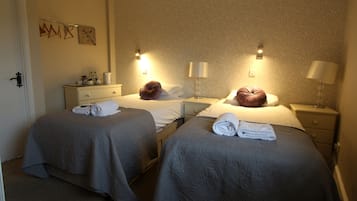 雙床房, 獨立浴室 (Room 1) | 獨特設計、熨斗/熨衫板、免費 Wi-Fi、床單