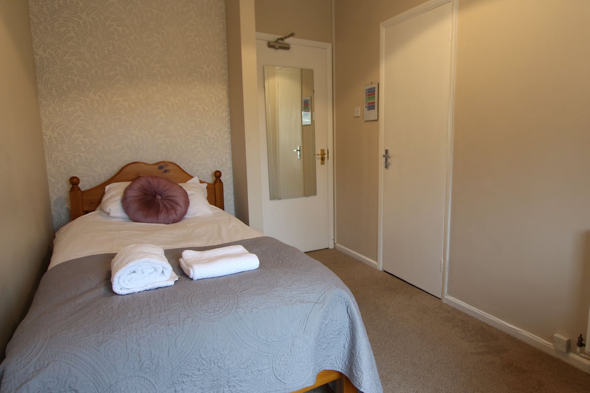 Single Room, Ensuite (Room 2) | Iron/ironing board, WiFi (free), individually decorated, bed sheets