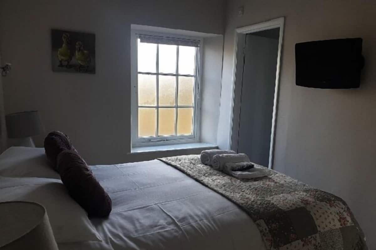 Double Room, Ensuite (Room 3) | Iron/ironing board, WiFi (free), individually decorated, bed sheets