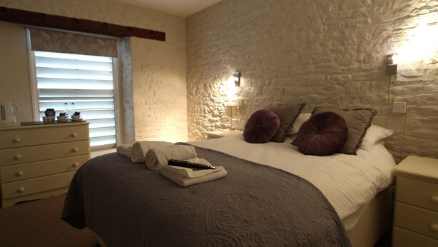 Iron/ironing board, WiFi (free), individually decorated, bed sheets - The Bell Inn (Witney)