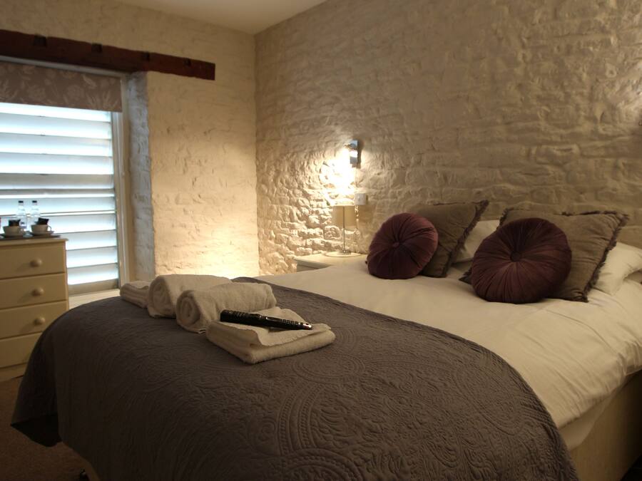 Individually decorated, iron/ironing board, free WiFi, bed sheets