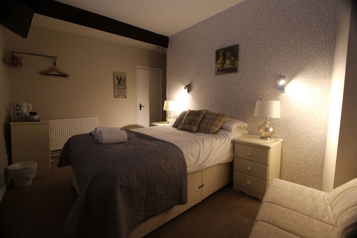 Iron/ironing board, WiFi (free), individually decorated, bed sheets