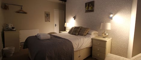 Individuell dekoriert, Bügeleisen/Bügelbrett, kostenloses WLAN