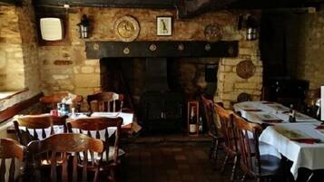 Petit déjeuner, déjeuner et dîner servis sur place