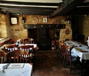 朝食、ランチ、ディナーに営業