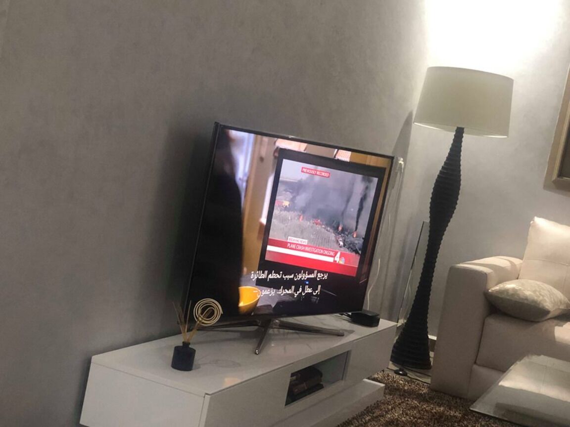 Televisio, takka, videopelejä, musiikkikirjasto