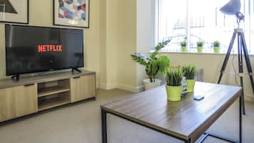 Business House, 4 Bedrooms | Living room | Flat-screen TV