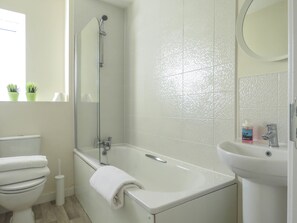 Casa empresarial, 4 habitaciones | Baño | Tina con regadera, toallas, jabón, shampoo 