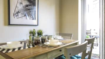 Business House, 4 Bedrooms | In-room dining