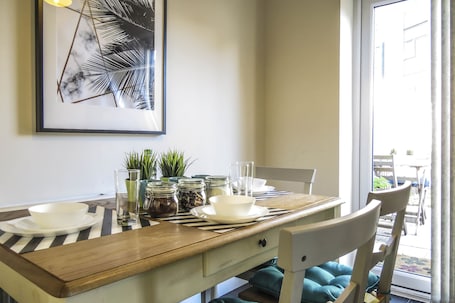 Business House, 4 Bedrooms | In-room dining