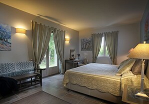 6 bedrooms, iron/ironing board, travel cot, WiFi - Spectacular Provencal Stone House - Luxurious, Stunning & Charming!! (Gordes)