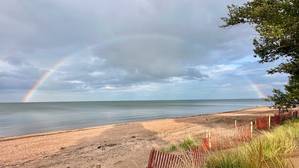 A beach with a wooden fence and grass in the foreground. - Beachfront Getaway on Park Point - Easy Walking Distance to Canal Park (Duluth)