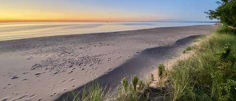 Sur la plage, chaise longue, serviettes de plage
