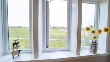 Luxury Cottage, Multiple Beds, Non Smoking | 2 bedrooms, laptop workspace, iron/ironing board, free WiFi
