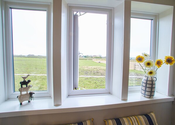 ラグジュアリー コテージ ベッド (複数台) 禁煙 | 2 室のベッドルーム、ノートパソコン用作業スペース、アイロン / アイロン台、WiFi (無料)