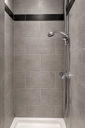 Douche, sèche-cheveux