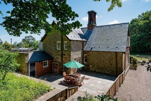 Outdoor dining - SOUTH LODGE, Warenford near Belford - sleeps 6 in 4 bedrooms (Belford)