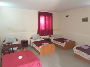 9 bedrooms - Calm motel near the city center with great family accomodations and free parking (Chair)
