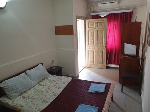 Calm motel near the city center with great family accomodations and free parking