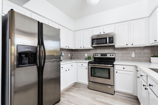 Frigorifero, microonde, forno, piano cottura