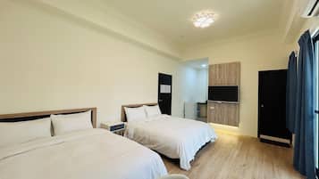 Quadruple Room | Living room | TV