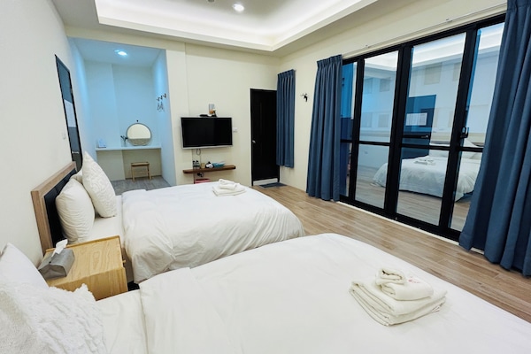 Quadruple Room | Living room | TV