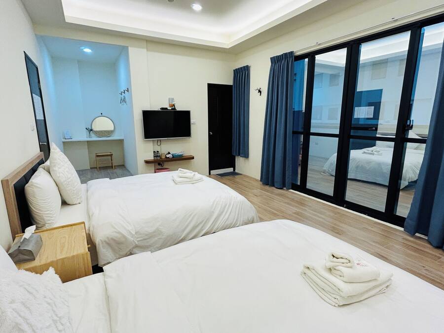 Quadruple Room | Living room | TV